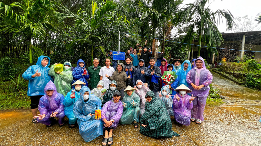 Kéo đường dây điện dài 600m, thắp sáng tuyến đường dân sinh, không quản ngại mưa lạnh. Kéo đường dây điện dài 600m, thắp sáng tuyến đường dân sinh, không quản ngại mưa lạnh.