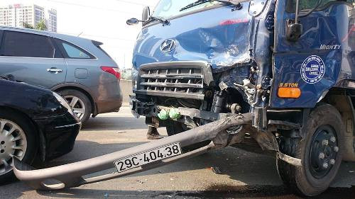 Chiếc xe tải gây tai nạn cũng hư hỏng nặng
