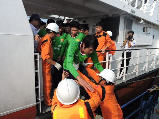 Cứu sống 18 ngư dân gặp nạn trên biển ảnh 3 Ngư dân được đưa về đất liền sau những ngày kinh hoàng trên biển. Ảnh: Ngọc Giang