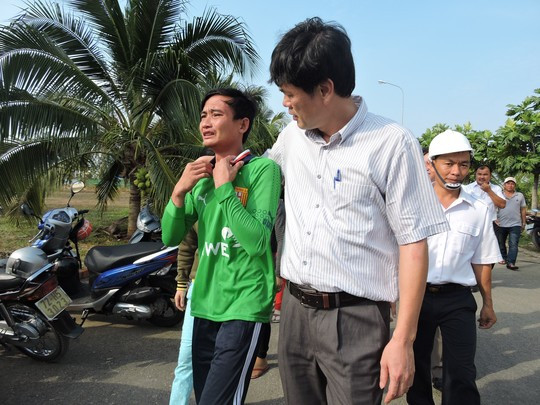 Cứu sống 18 ngư dân gặp nạn trên biển ảnh 6 Các ngư dân xúc động khi được cứu sống và đoàn tụ với gia đình. Ảnh: Ngọc Giang