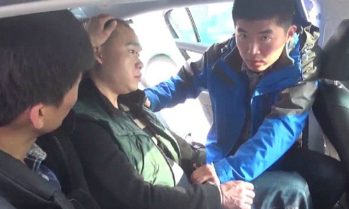 Tên "người nhện" (giữa) sa lưới. Ảnh chụp màn hình: CCTV 3-4232-1419043720.jpg