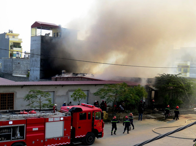 Hỏa hoạn thiêu rụi cơ sở sản xuất nến ảnh 1