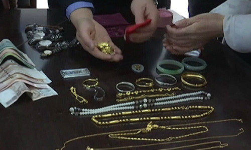 Tang vật thu được. Ảnh chụp màn hình: CCTV 1-5360-1419043720.jpg