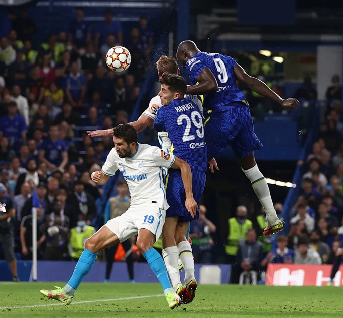 Lukaku bật cao đánh đầu ghi bàn thắng duy nhất cho Chelsea trước Zenit.