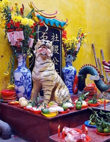 Hổ được nhiều nơi thờ tự tôn là thần (ảnh bàn thờ Ông Hổ, chùa Ôn Lăng – Thành phố Hồ Chí Minh).