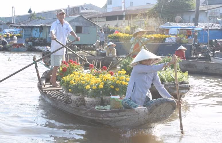 Người dân vùng sông nước đi chợ mua hoa ngày giáp Tết.