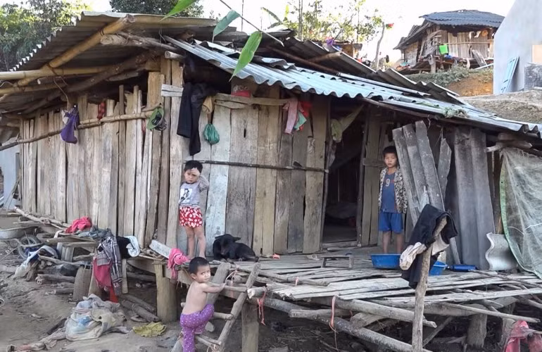 Mới chỉ hơn 1 tháng trước, nhiều gia đình ở bản Kéo Đứa, xã Chiềng Sơ phải sống trong những căn nhà tạm dột nát, chắp vá bằng những tấm fibro xi măng, không đủ che mưa, che nắng.