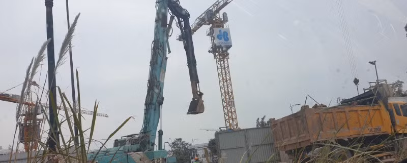 Xe chở đất thải từ một dự án xây dựng lớn trên địa bàn phường Bãi Cháy.