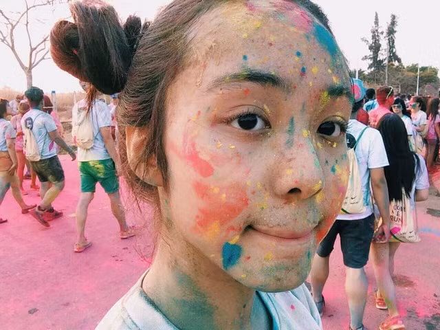 Bảo Trân gây chú ý với gương mặt “bê bết” bột màu ảnh 3