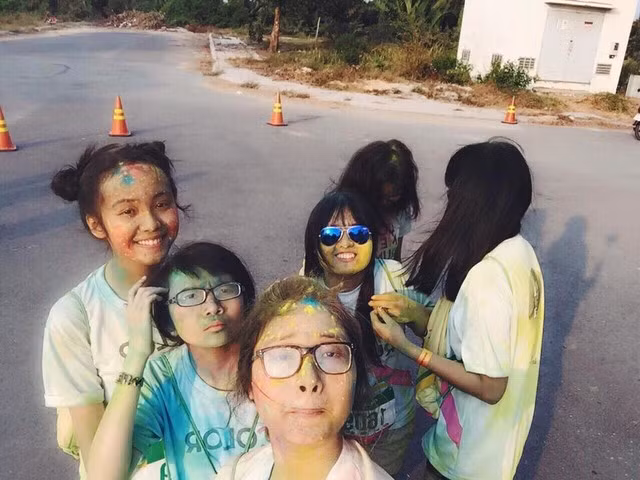 Bảo Trân gây chú ý với gương mặt “bê bết” bột màu ảnh 13