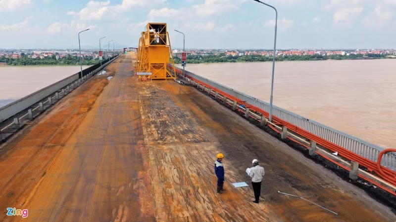 Mặt cầu Thăng Long nhiều lần đưa “công nghệ hiện đại” vào đào xới nhưng hiệu quả vẫn chỉ là khi nhà thầu rút đi lại hỏng. Ảnh minh họa: IT