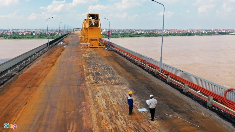 Mặt cầu Thăng Long nhiều lần đưa “công nghệ hiện đại” vào đào xới nhưng hiệu quả vẫn chỉ là khi nhà thầu rút đi lại hỏng. Ảnh minh họa: IT