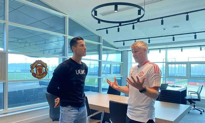 Ronaldo đến trình diện HLV Solskjaer trước khi ra sân tập.