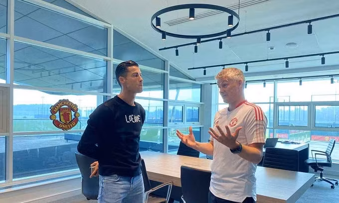 Ronaldo đến trình diện HLV Solskjaer trước khi ra sân tập.