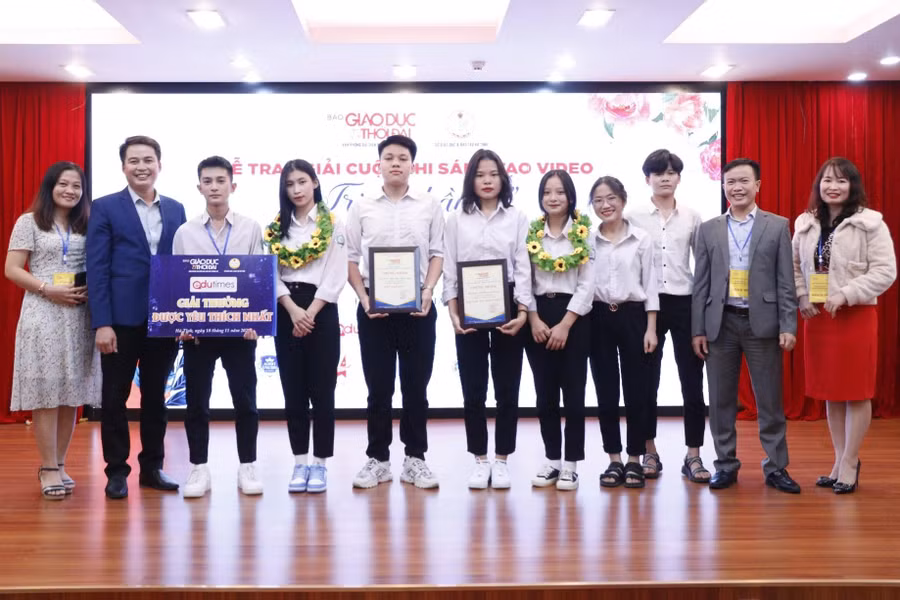 Thầy Quyết luôn đồng hành cùng học trò trong những hoạt động xã hội.