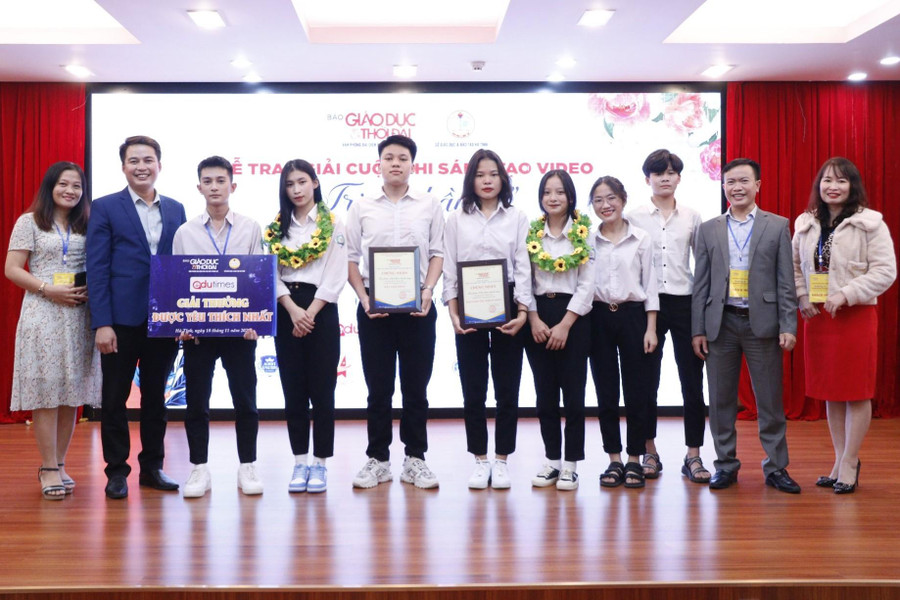 Thầy Quyết luôn đồng hành cùng học trò trong những hoạt động xã hội. Thầy Quyết luôn đồng hành cùng học trò trong những hoạt động xã hội.