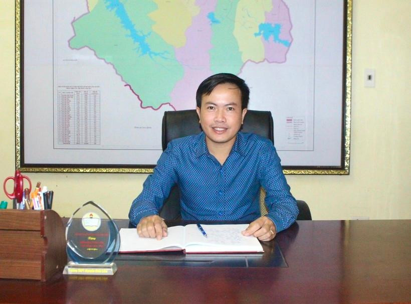 Thầy Hoàng Quốc Quyết - Hiệu trưởng Trường THPT Nguyễn Đình Liễn. Thầy Hoàng Quốc Quyết - Hiệu trưởng Trường THPT Nguyễn Đình Liễn.