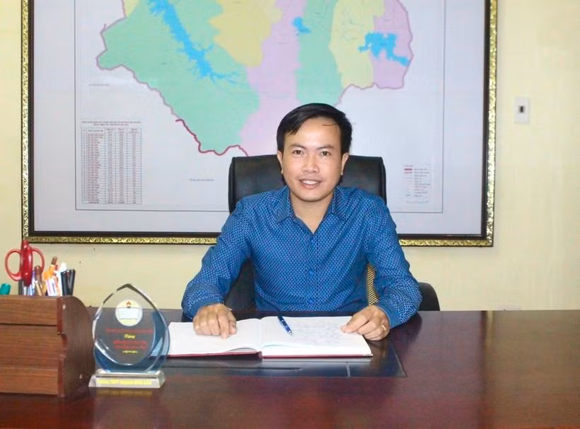 Thầy Hoàng Quốc Quyết - Hiệu trưởng Trường THPT Nguyễn Đình Liễn.