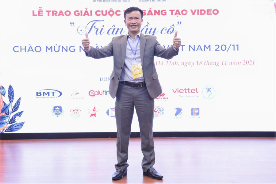 Là giáo viên trẻ, nhiệt huyết, thầy Quyết đã có nhiều sáng tạo trong việc truyền đạt kiến thức cho học trò. Từ đó, lực học của ngôi trường có điểm đầu vào thấp nhất tỉnh luôn đạt những thành tích đáng ngưỡng mộ. Là giáo viên trẻ, nhiệt huyết, thầy Quyết đã có nhiều sáng tạo trong việc truyền đạt kiến thức cho học trò. Từ đó, lực học của ngôi trường có điểm đầu vào thấp nhất tỉnh luôn đạt những thành tích đáng ngưỡng mộ.