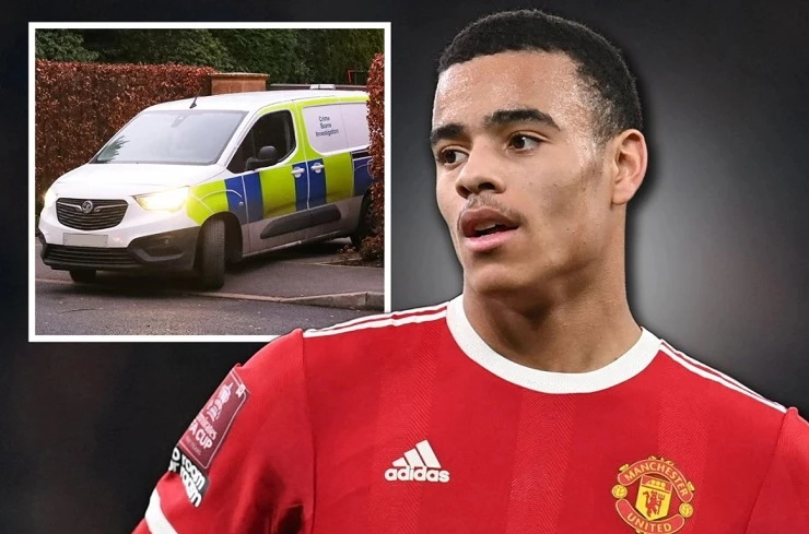 Xe cảnh sát bên ngoài nhà riêng của Mason Greenwood rạng sáng 31/1.