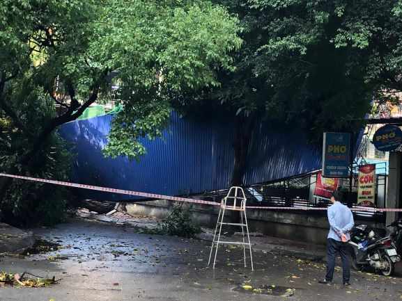 Mái tôn khu bể bơi làng Quốc tế Thăng Long bị gió lốc cuốn đổ.