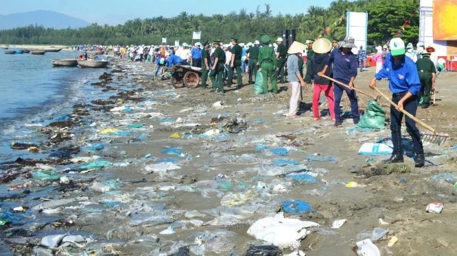 Người dân Việt Nam với chiến dịch làm sạch biển (Ảnh minh họa)