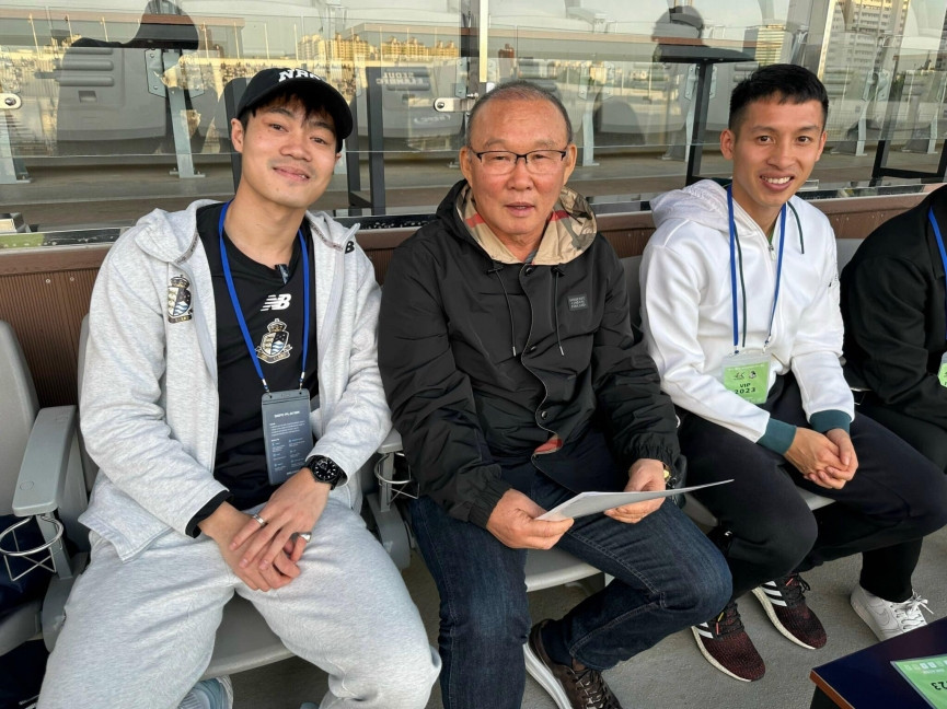 Thầy Park 'khoe' ảnh hội ngộ cùng Văn Toàn và Hùng Dũng tại Hàn Quốc. Thầy Park 'khoe' ảnh hội ngộ cùng Văn Toàn và Hùng Dũng tại Hàn Quốc.