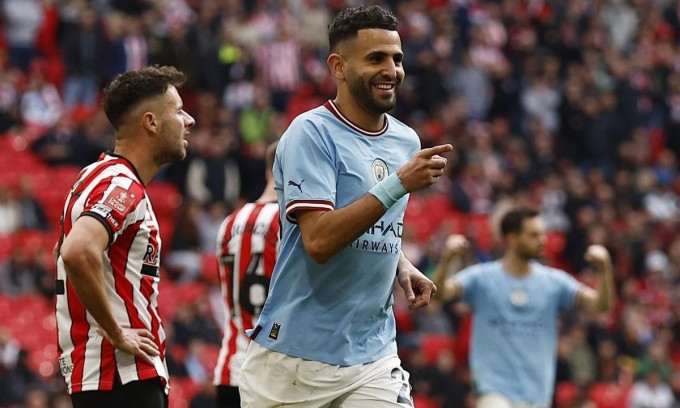 Mahrez ăn mừng cú hat-trick bàn thắng cho Man City ở bán kết FA Cup. Mahrez ăn mừng cú hat-trick bàn thắng cho Man City ở bán kết FA Cup.