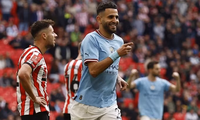 Mahrez ăn mừng cú hat-trick bàn thắng cho Man City ở bán kết FA Cup.