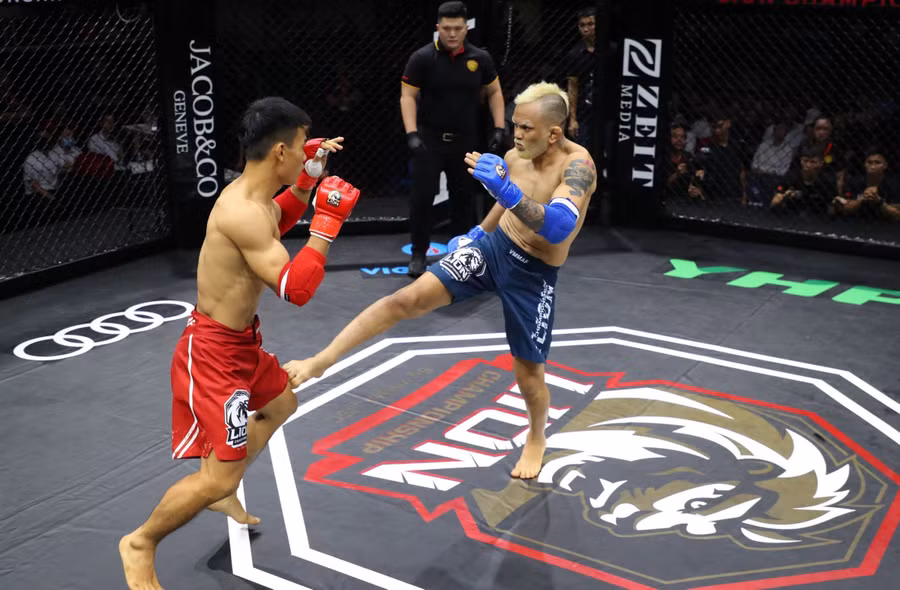 Võ sĩ Robson Oliveira chiếm ưu thế trước võ sĩ Trần Ngọc Lượng.