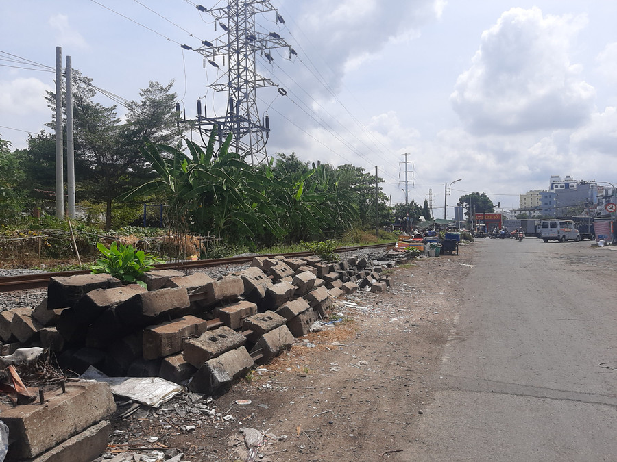 Vụn sắt thép, bê tông từ công trình và rác thải không được phân loại, xử lý kịp thời gây mất mỹ quan đô thị. Vụn sắt thép, bê tông từ công trình và rác thải không được phân loại, xử lý kịp thời gây mất mỹ quan đô thị.