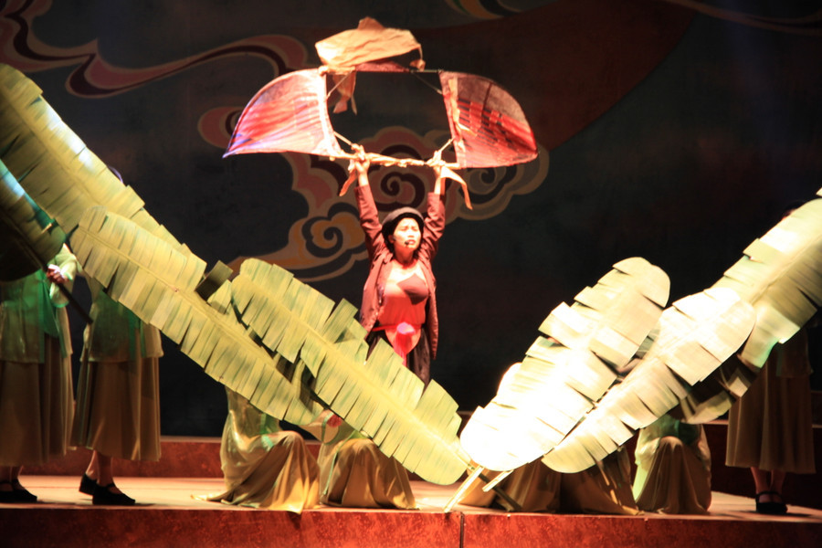 Cái kết của vở chèo &apos;Cánh diều làng Vũ Đại&apos; cần được xử lý tinh tế, có chiều sâu hơn. Ảnh: Bình Thanh