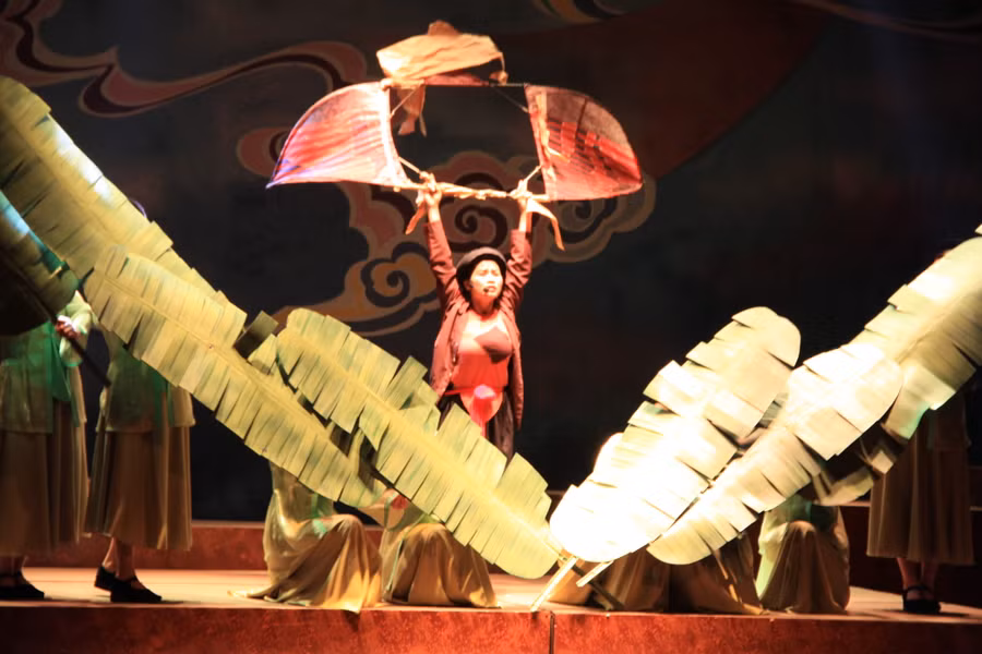 Cái kết của vở chèo 'Cánh diều làng Vũ Đại' cần được xử lý tinh tế, có chiều sâu hơn. Ảnh: Bình Thanh Cái kết của vở chèo 'Cánh diều làng Vũ Đại' cần được xử lý tinh tế, có chiều sâu hơn. Ảnh: Bình Thanh