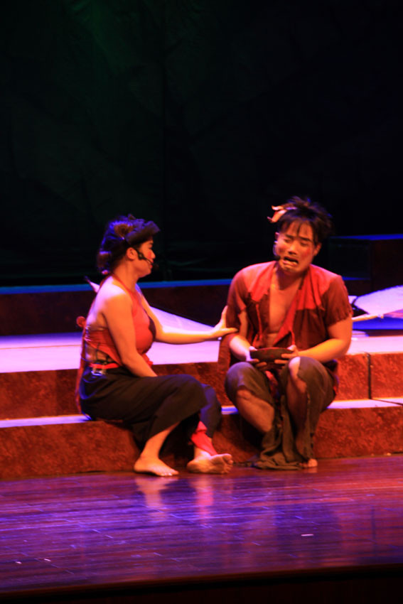 Mối tình Chí Phèo - Thị Nở được tái hiện khá xúc động trong vở chèo &apos;Cánh diều làng Vũ Đại&apos;. Ảnh: Bình Thanh