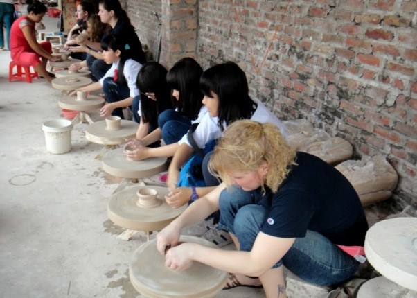Trải nghiệm làm gốm ở Bát Tràng (Hà Nội). Trải nghiệm làm gốm ở Bát Tràng (Hà Nội).