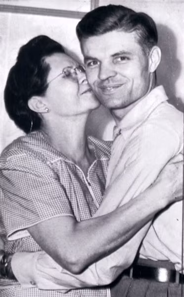 Joseph Majczek vui mừng đoàn tụ cùng mẹ.