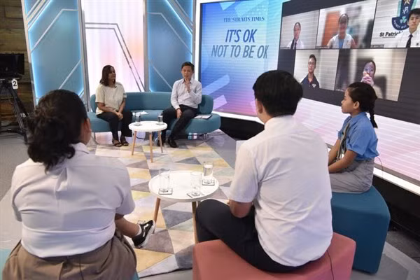 Bộ trưởng Giáo dục Chan Chun Sing trò chuyện với học sinh phổ thông.