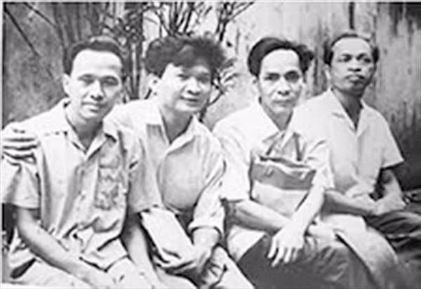 Từ trái sang: Các nhà thơ Nông Quốc Chấn, Chế Lan Viên, Tế Hanh, Hoàng Trung Thông.