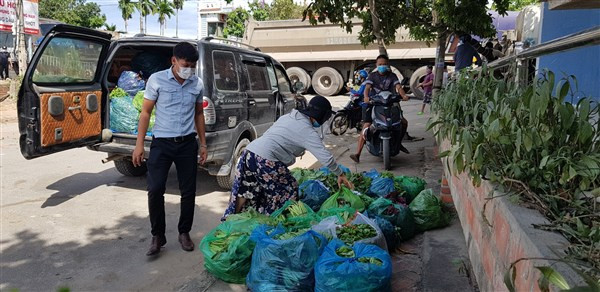 Các tổ hỗ trợ đi chợ mua giúp thực phẩm cho người dân. Ảnh: Anh Thân
