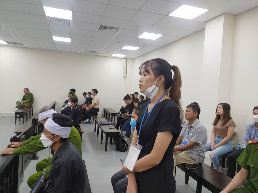 Chị Nguyễn Thị Luyến (mẹ bị hại) tại phiên tòa xét xử.