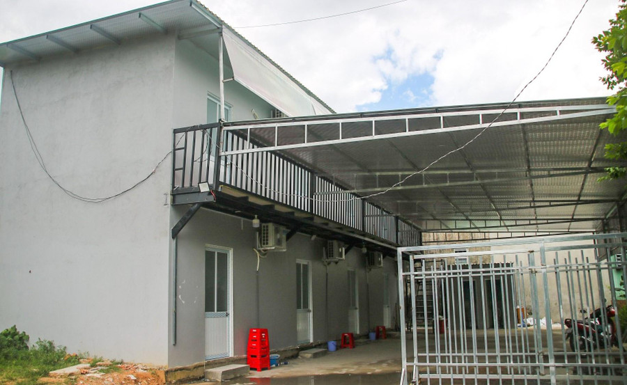 Ngôi trường với 8 phòng học.