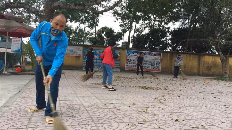 Cán bộ, GV nhà trường dọn dẹp phòng chống dịch bệnh.