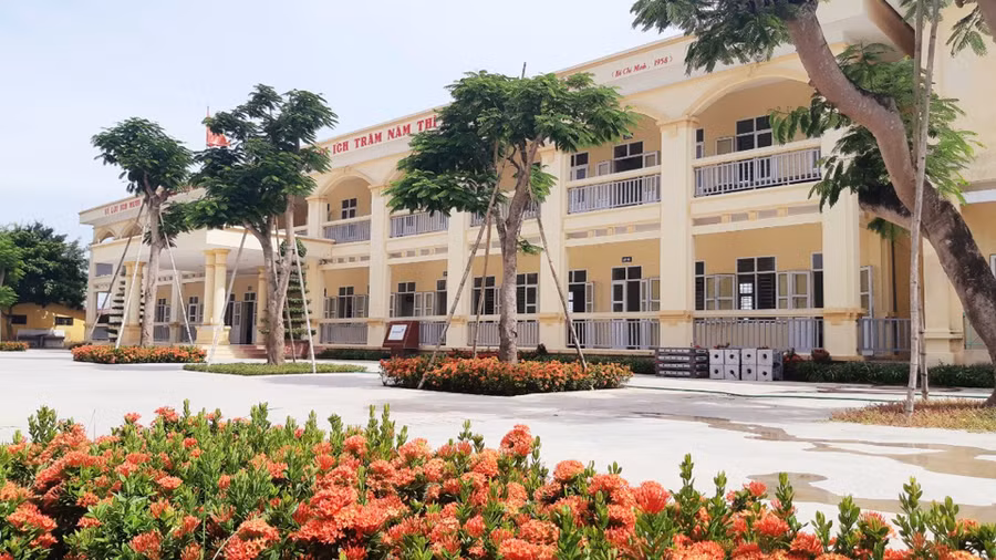 Một công trình trường học vừa được xây mới theo quy hoạch.