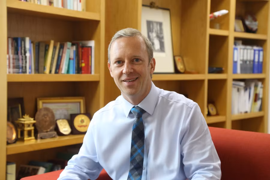 Đại sứ Anh tại Việt Nam Gareth Ward: "Các trường đại học ở Việt Nam cần liên kết với các công ty, tập đoàn nhiều hơn".