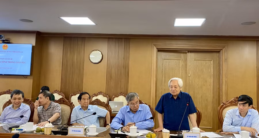 GS Phạm Tất Dong (thứ 2 từ phải sang) nêu ý kiến trong Phiên họp. Ảnh: An Nhiên