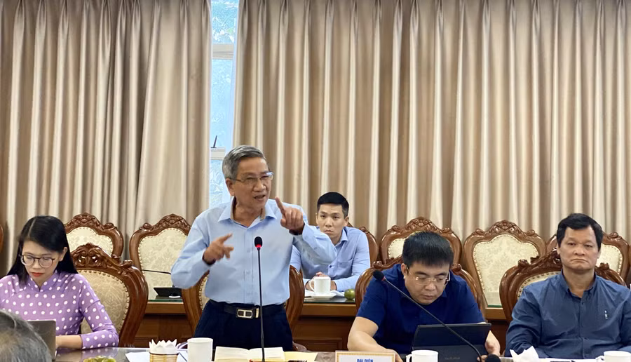 GS Nguyễn Minh Thuyết (thứ hai từ trái sang) phát biểu tại Phiên họp.