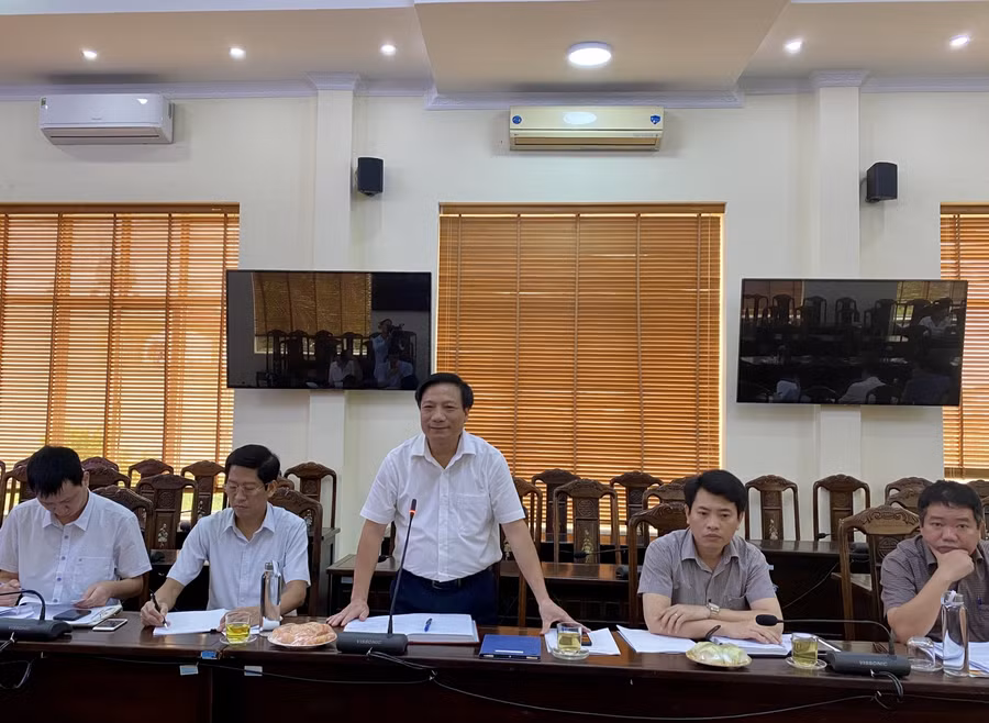 Ông Nguyễn Viết Hiển - Giám đốc Sở GD&amp;ĐT Thái Bình (đứng giữa): "Với các cơ sở GD được sáp nhập sẽ còn ngổn ngang những việc phải làm...". Ảnh: An Nhiên