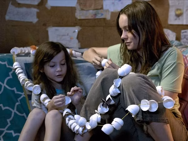 Một cảnh trong phim “Căn phòng giam giữ” do Brie Larson thủ vai chính.