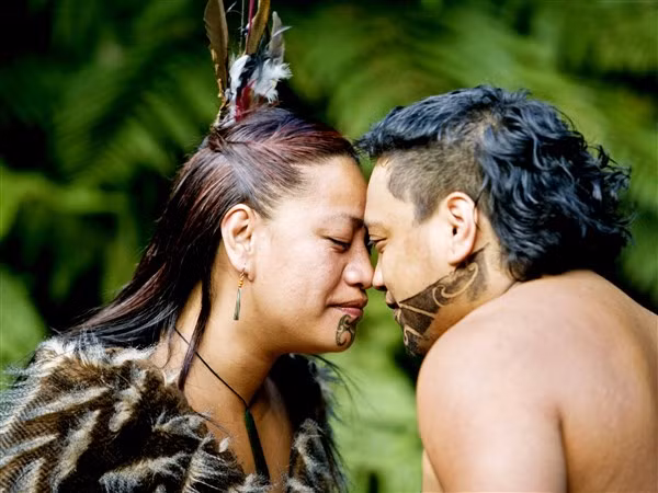 Những phong tục đón khách kỳ lạ của người Maori ảnh 3
