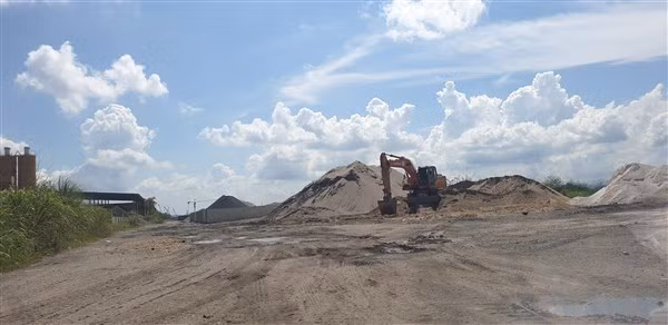 Bãi vật liệu xây dựng chềnh ềnh ngay bãi ngoài giáp Cụm công nghiệp Hà Khánh.